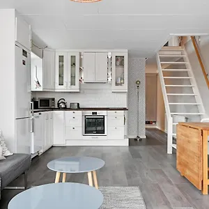 pink-cottage-in-stockholm-with-loft-and-king-bed.find-stockholm-hotels.com/